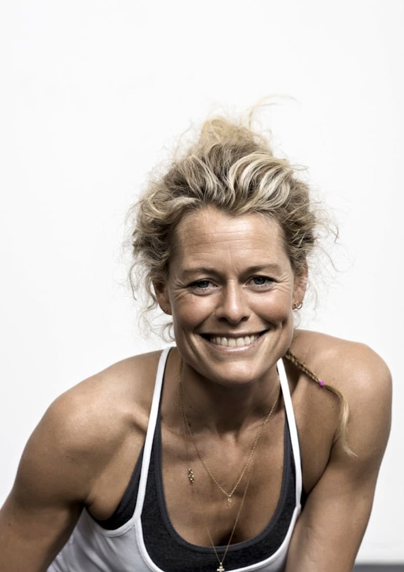 Glædelig 16. december med Walking Handstands - Louise Bruun